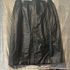 Chic Black Leather Pencil Skirt
